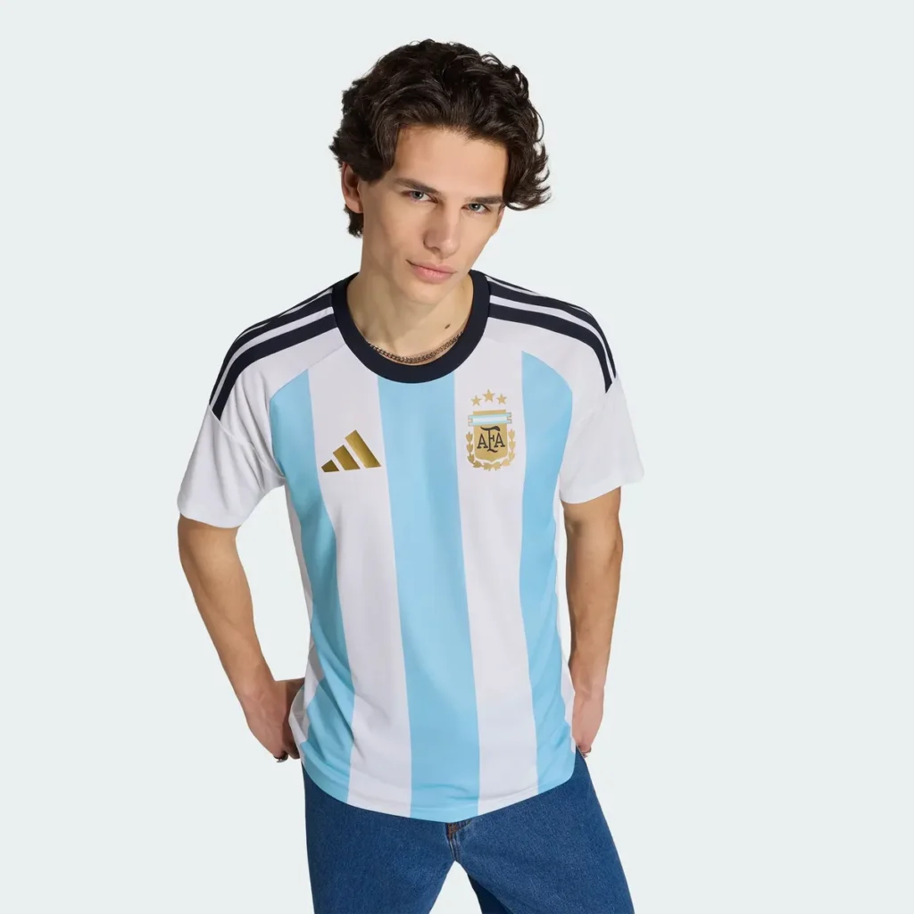 Modelo masculino vistiendo camiseta Argentina 2026 Adidas